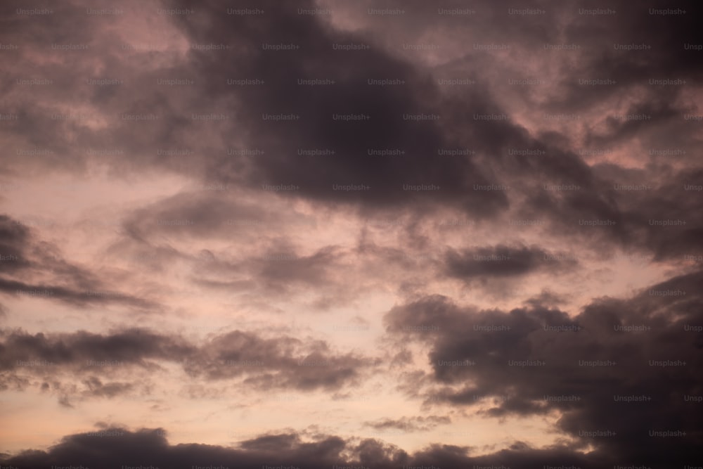 um céu nublado com nuvens claras