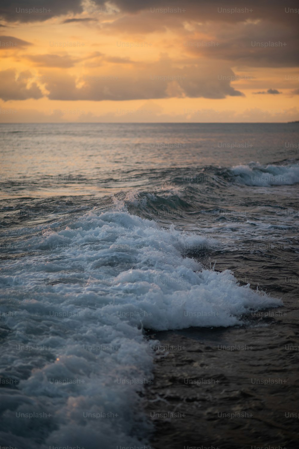 ondas batendo em uma praia