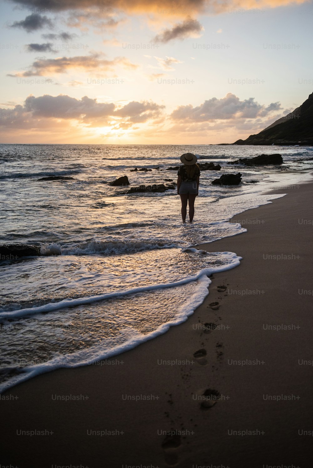 una persona in piedi su una spiaggia