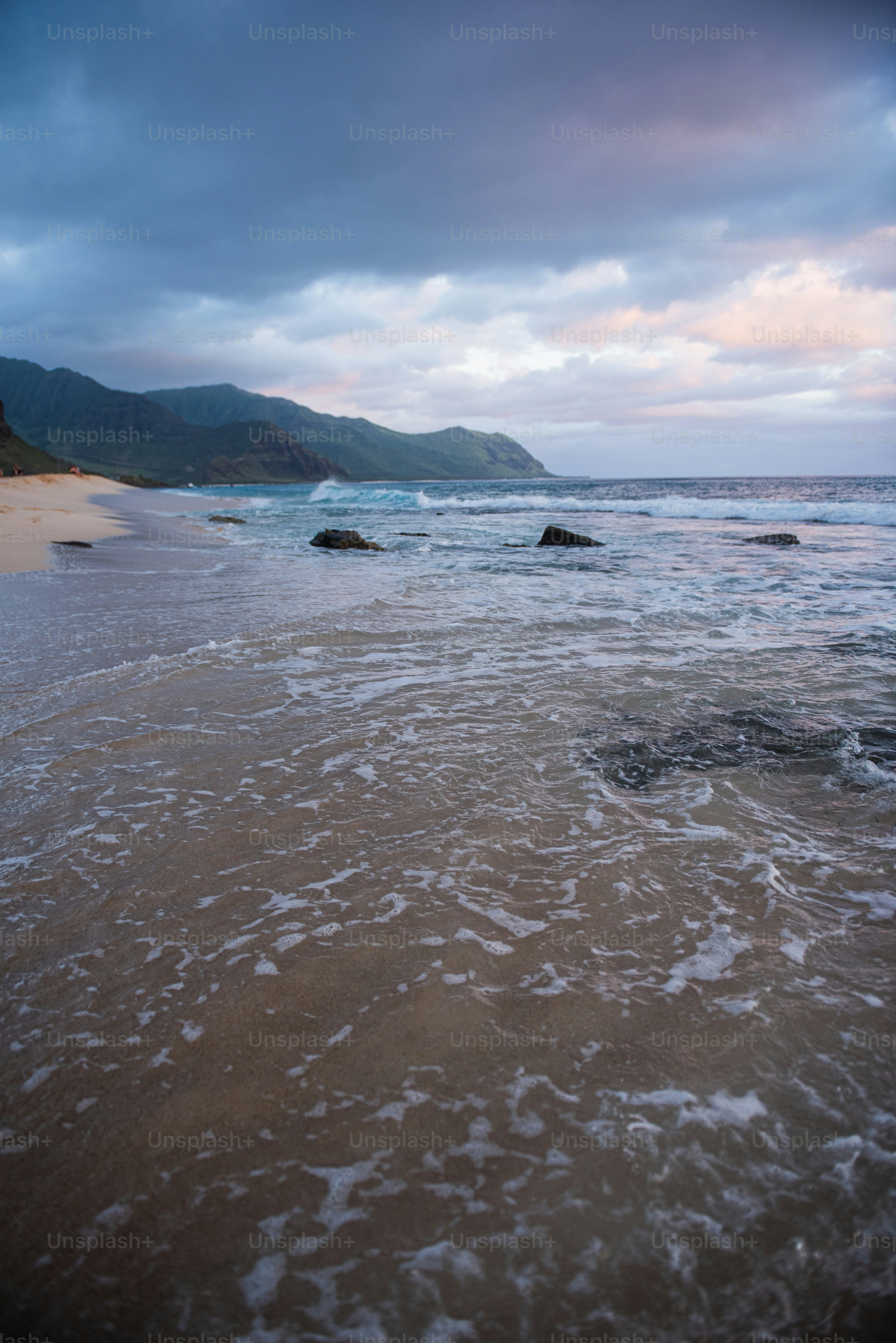 Una playa con rocas y agua