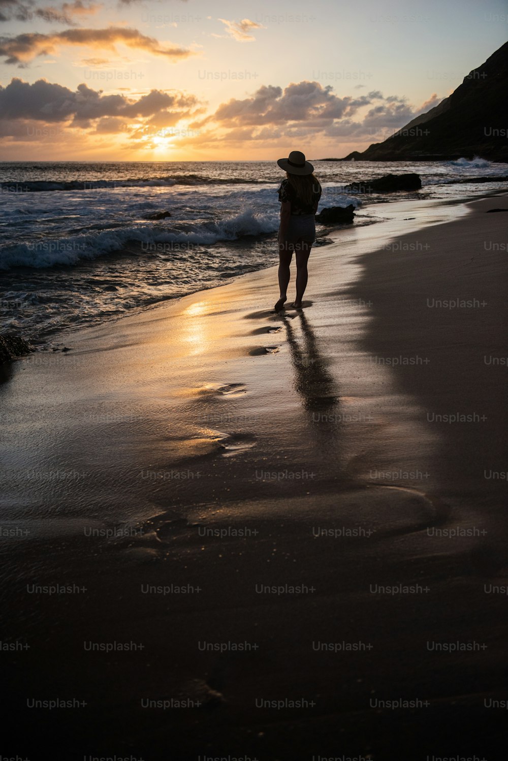 Una persona parada en una playa