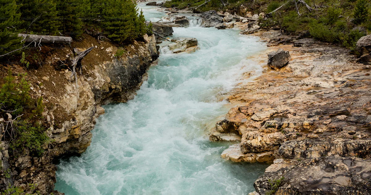 Un río que atraviesa una zona rocosa foto – Imagen de Banff en Unsplash