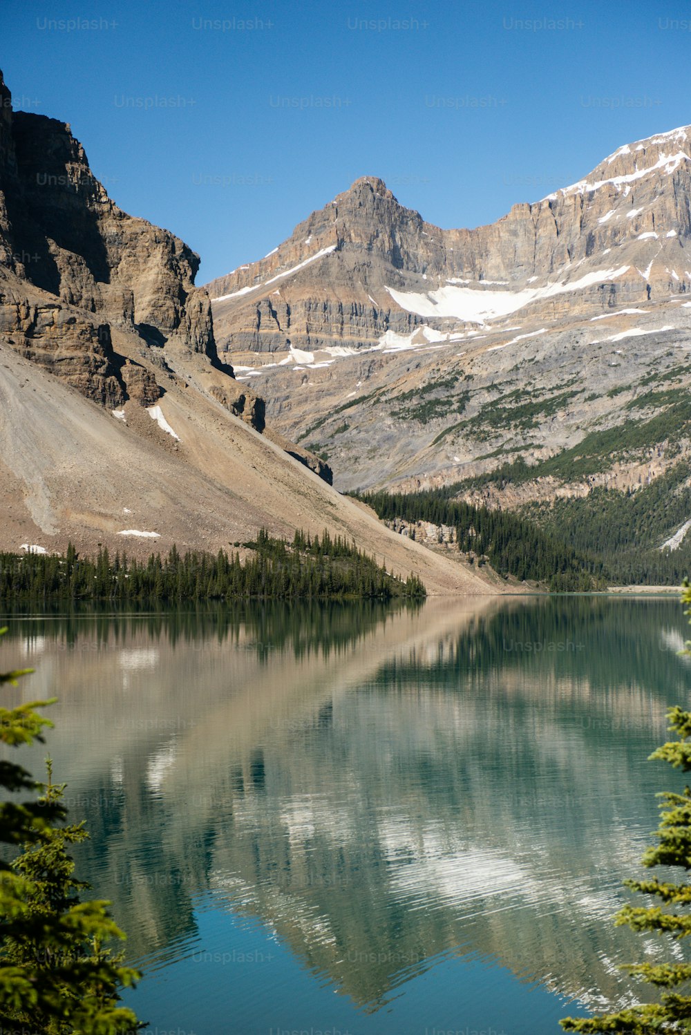 Un lago rodeado de montañas