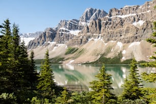 Un lago circondato da montagne