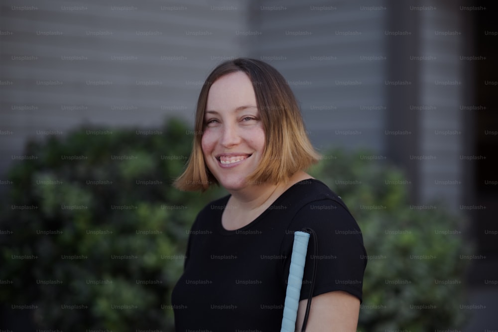 Una persona sonriendo afuera