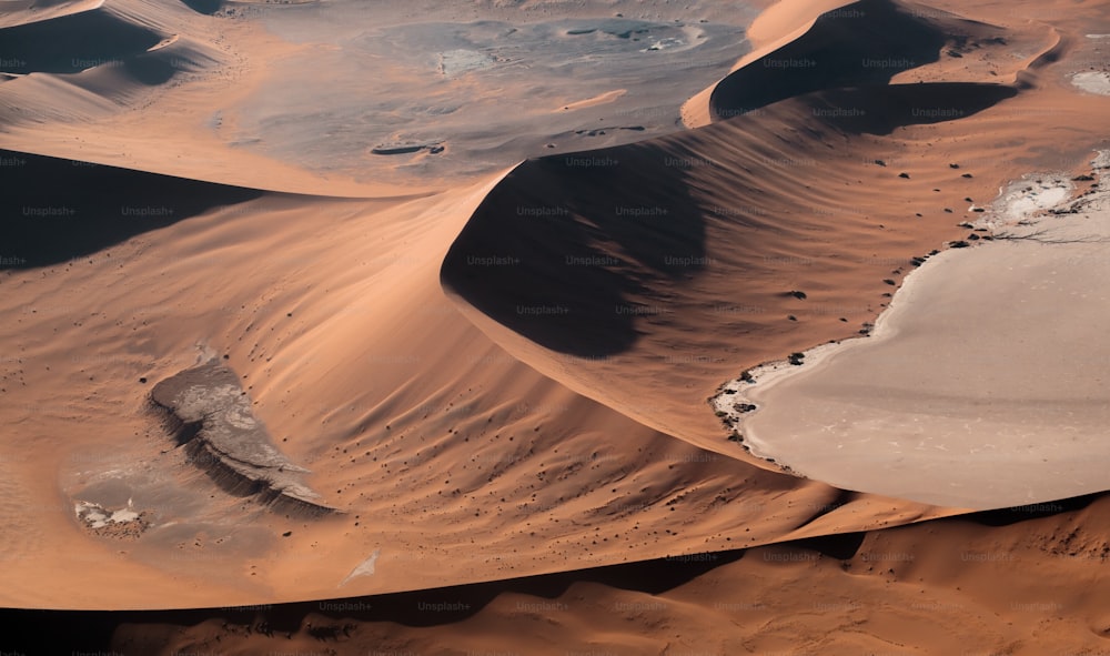 Un paisaje desértico con dunas de arena