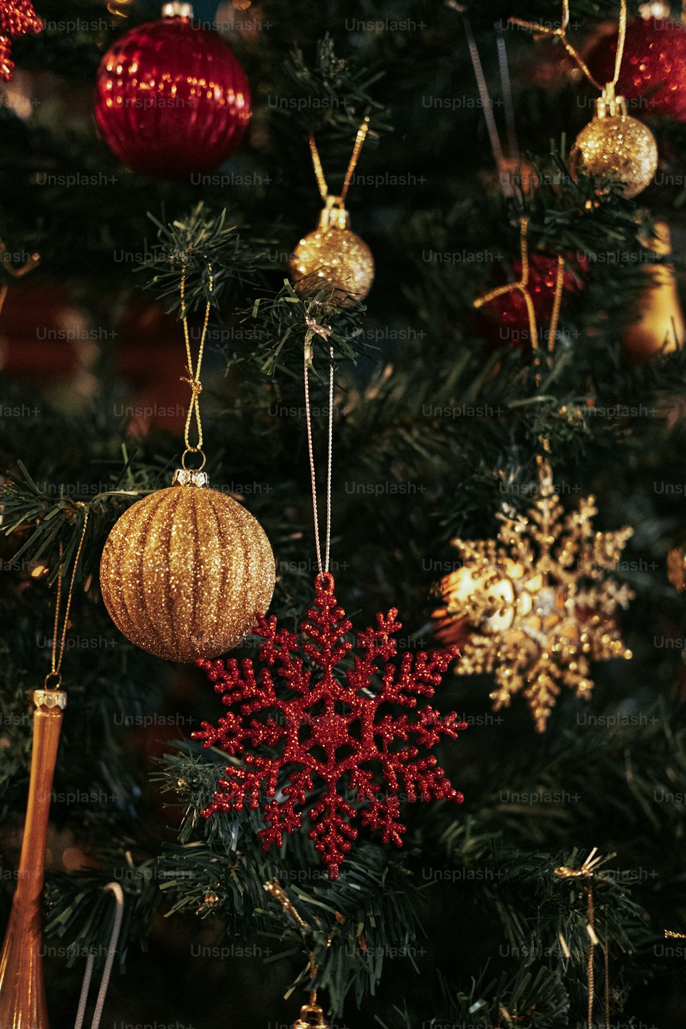 Ein mit Ornamenten geschmückter Weihnachtsbaum