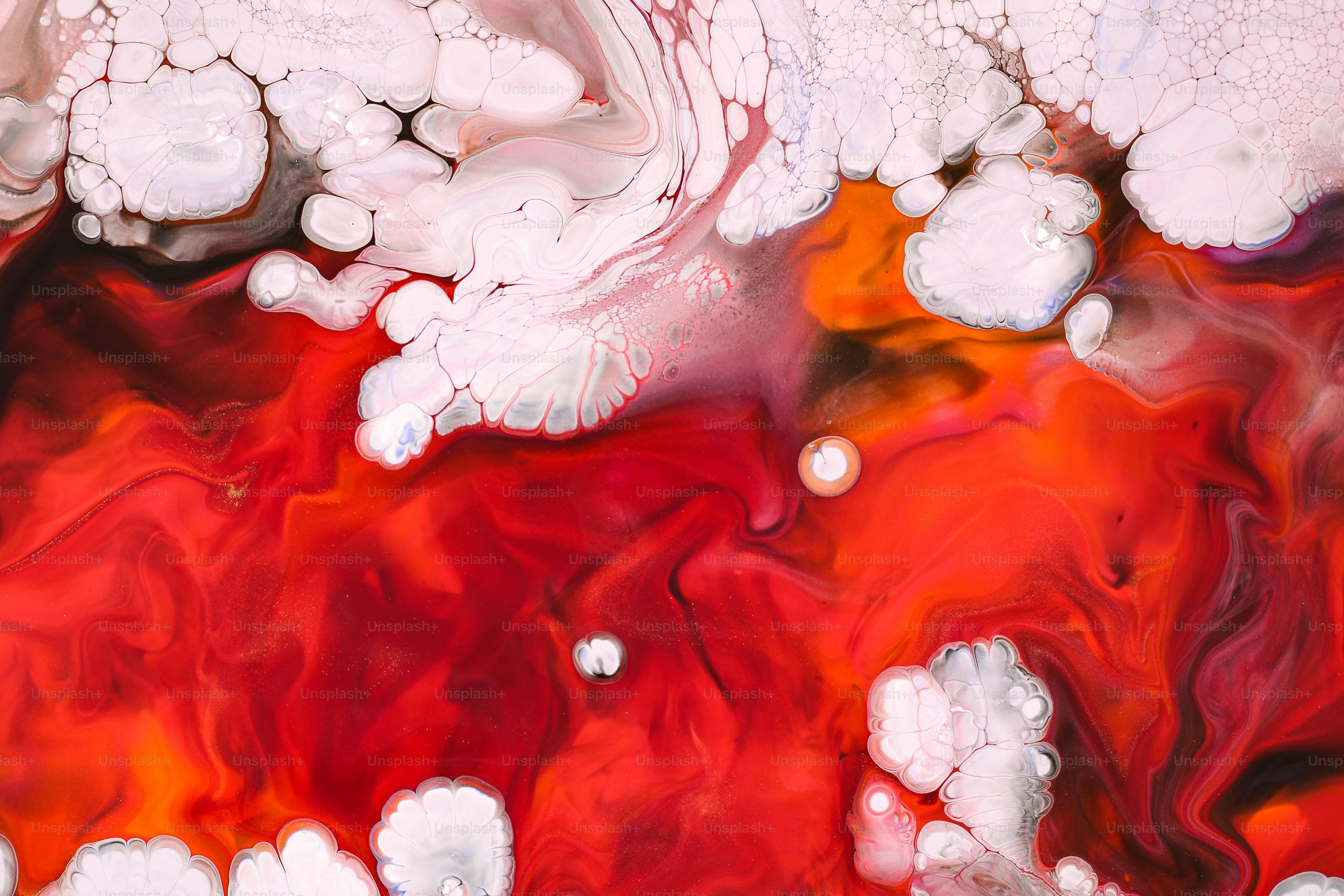 Un primer plano de un líquido rojo