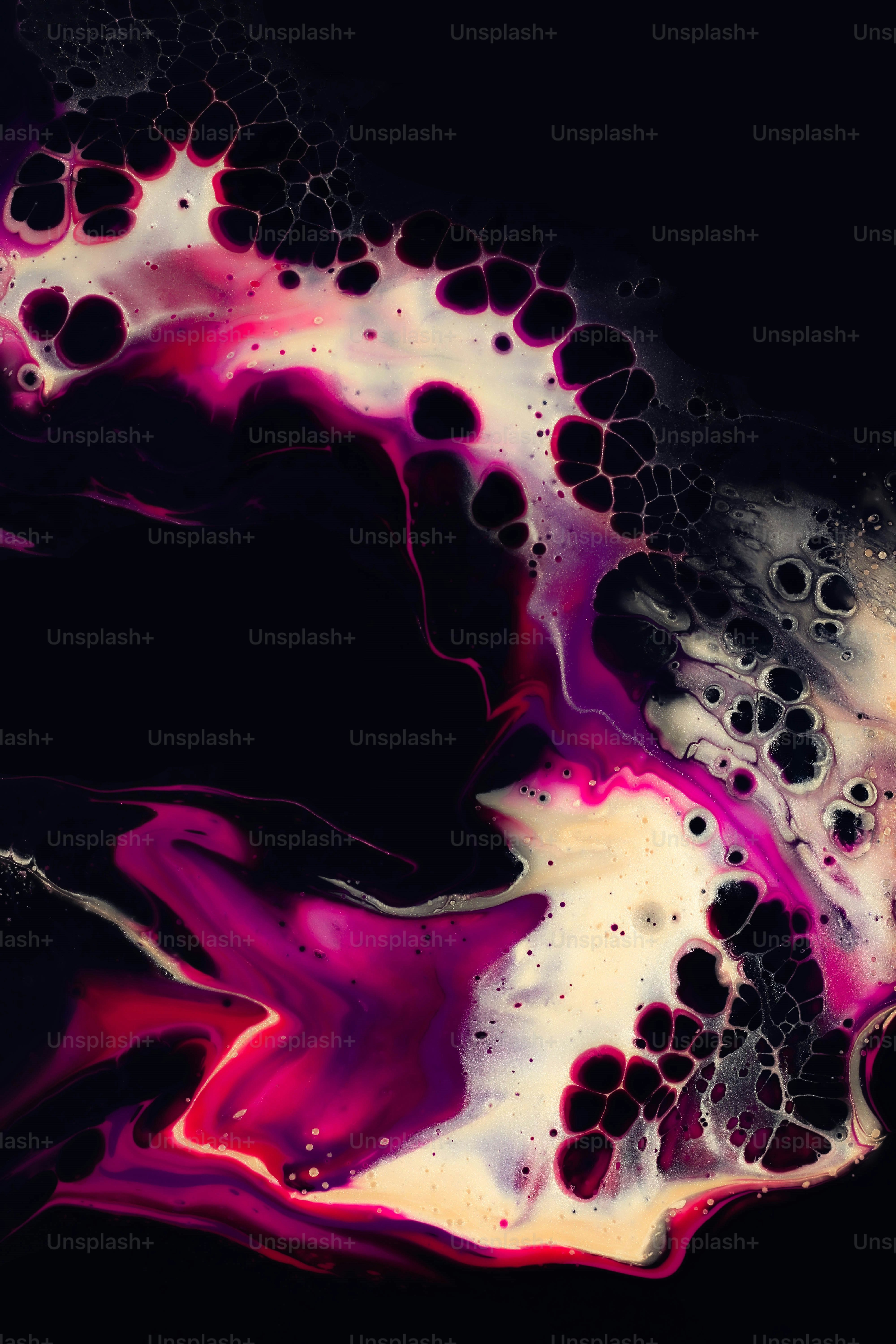 un fondo negro con pintura rosa y blanca