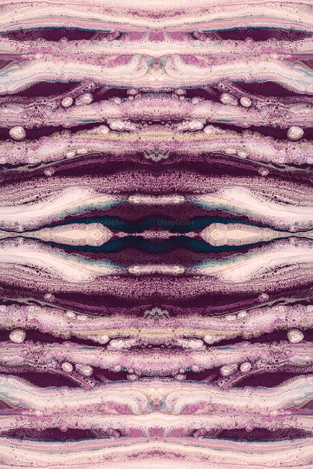 Ein abstraktes Bild mit violettem und weißem Hintergrund