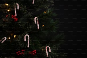 Un árbol de Navidad con decoraciones