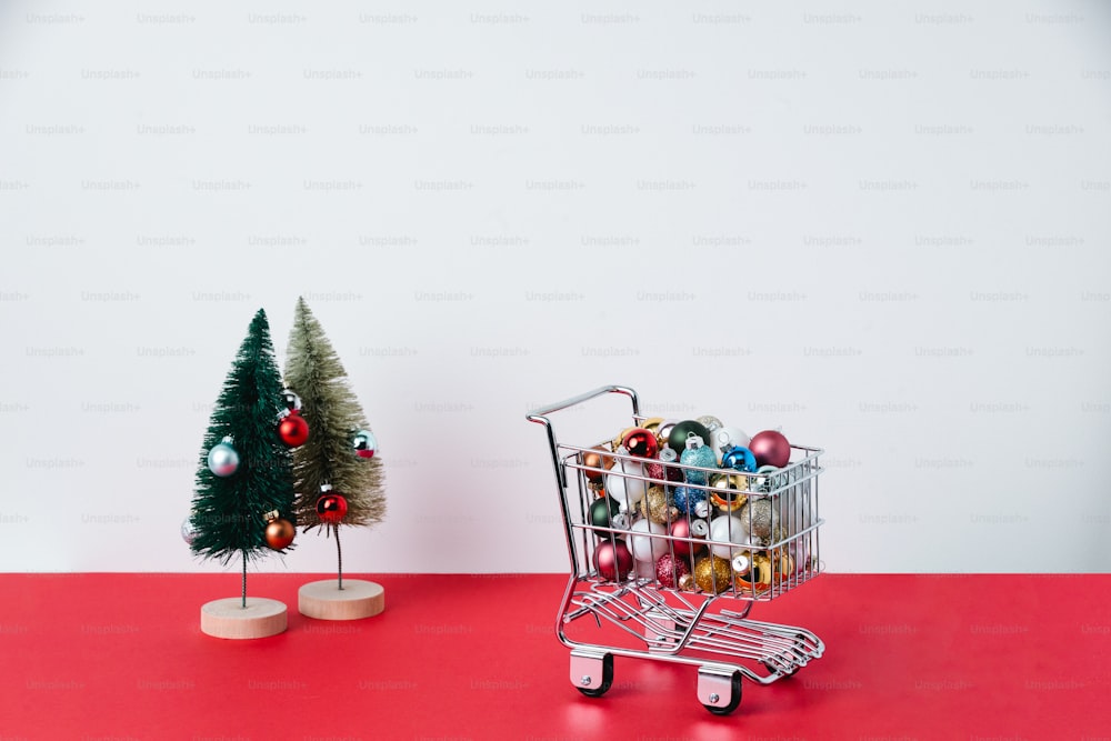 um carrinho de compras com uma árvore de Natal