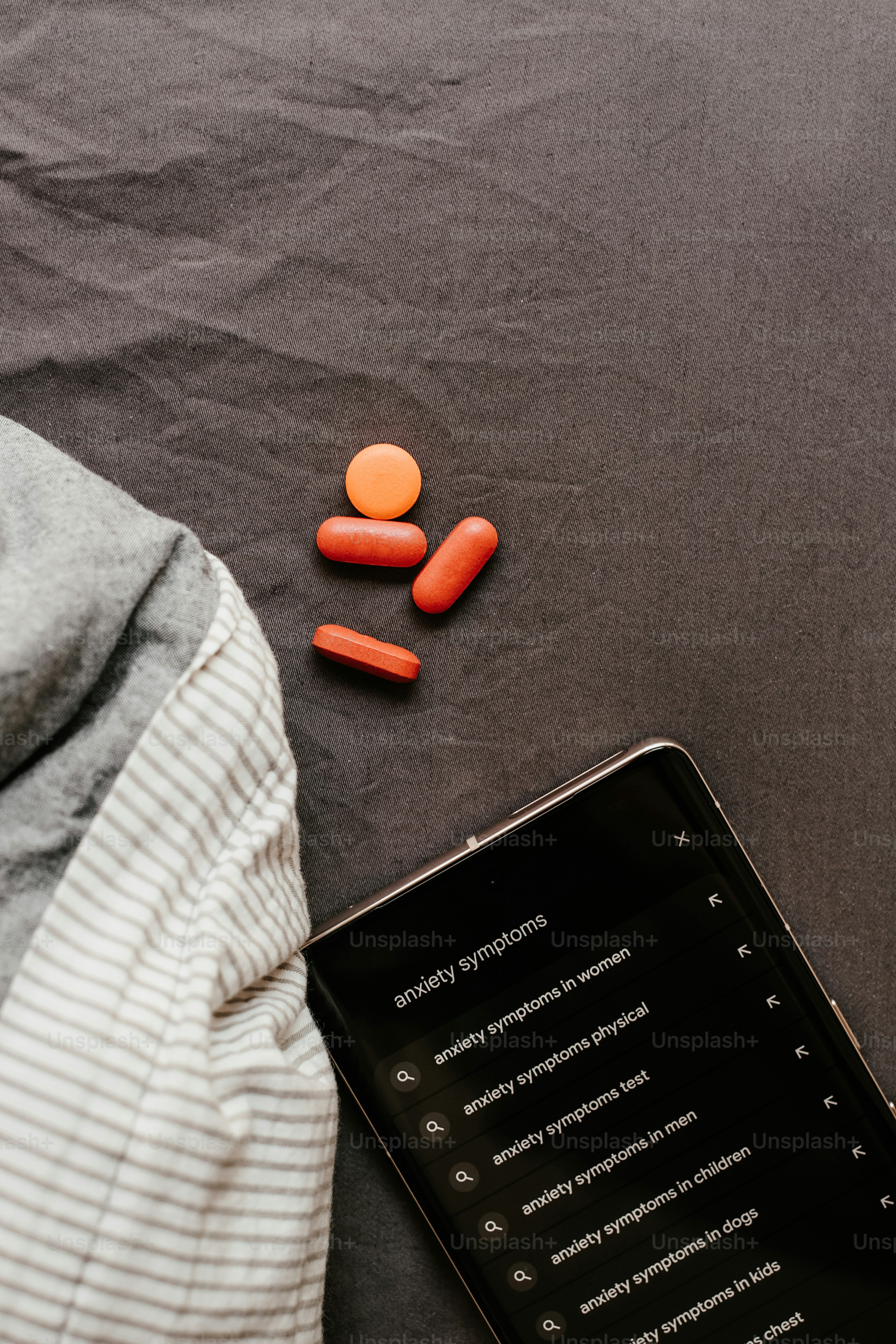 알약 옆에있는 휴대 전화