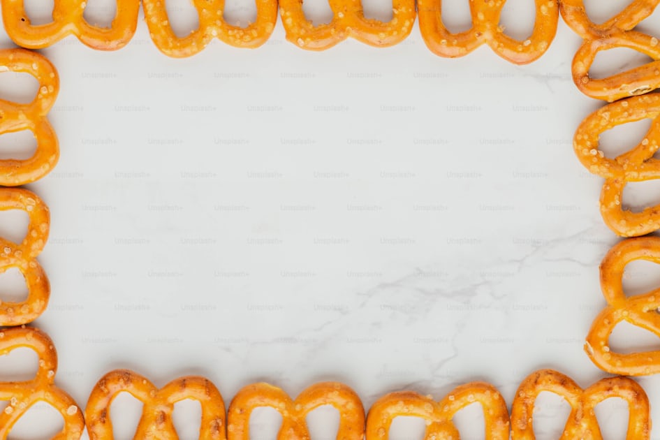 A close-up of a string of orange string photo – Pretzel Image on Unsplash