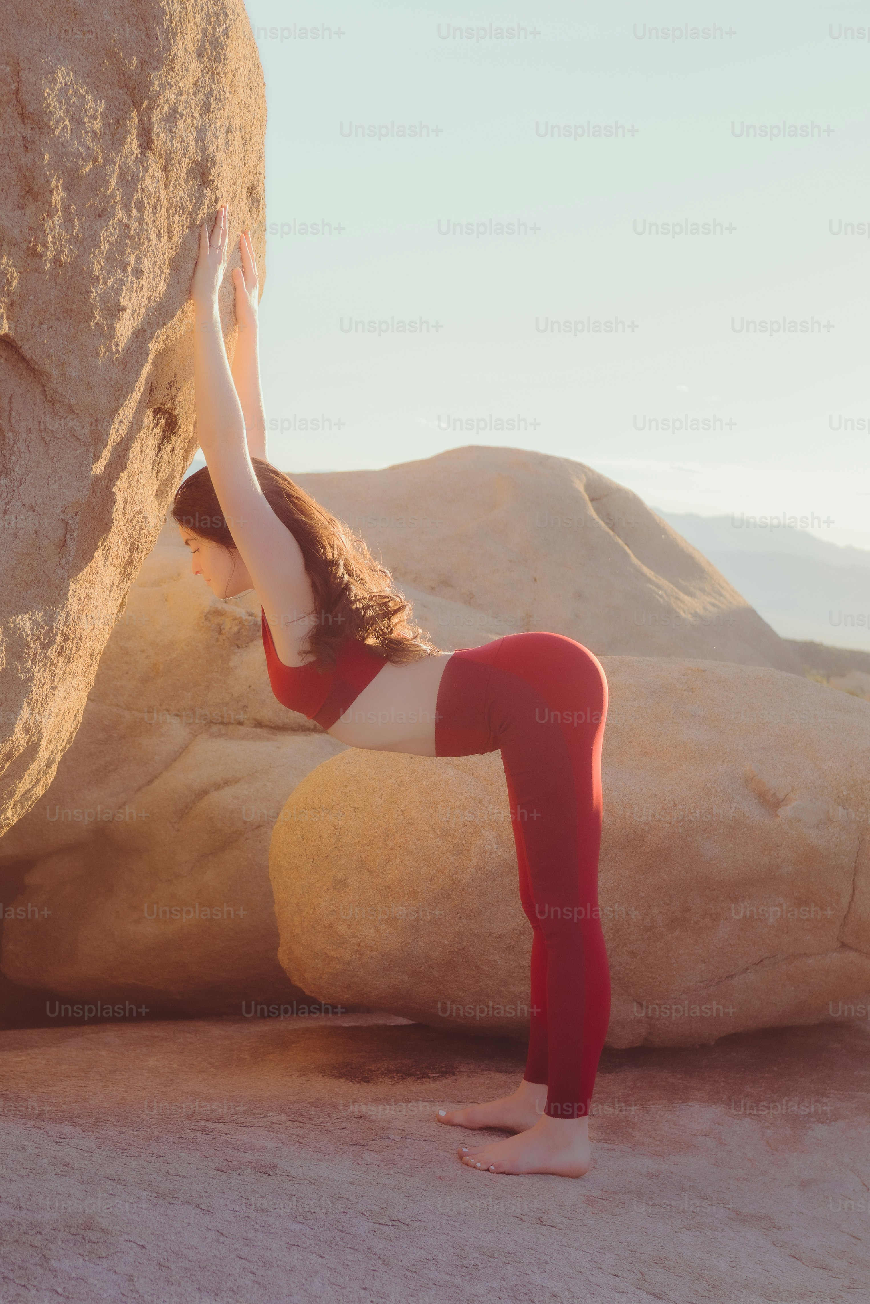 사진을 찍기 위해 포즈를 취하는 사람