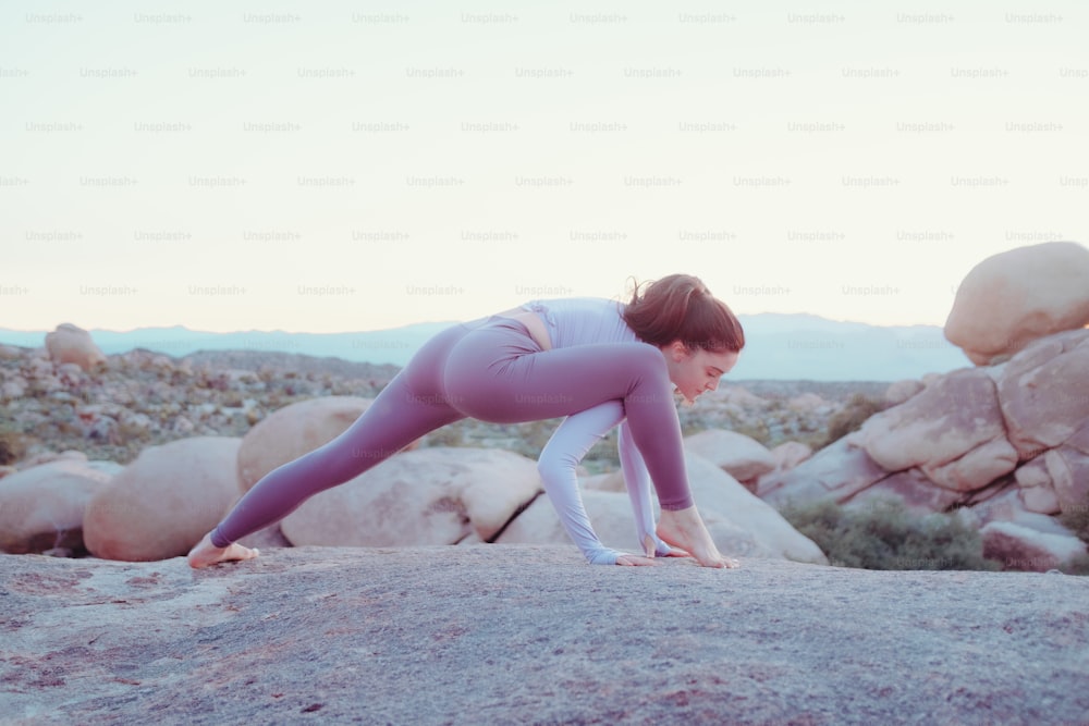 Una mujer en una pose de yoga