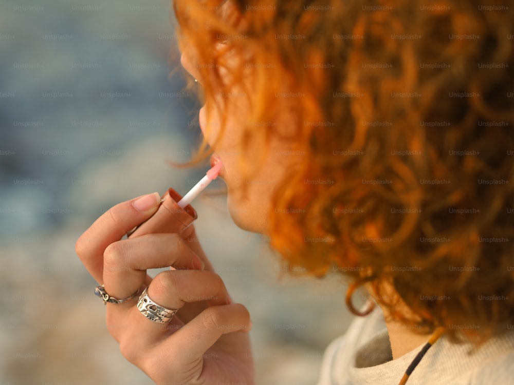 uma mulher acendendo um cigarro