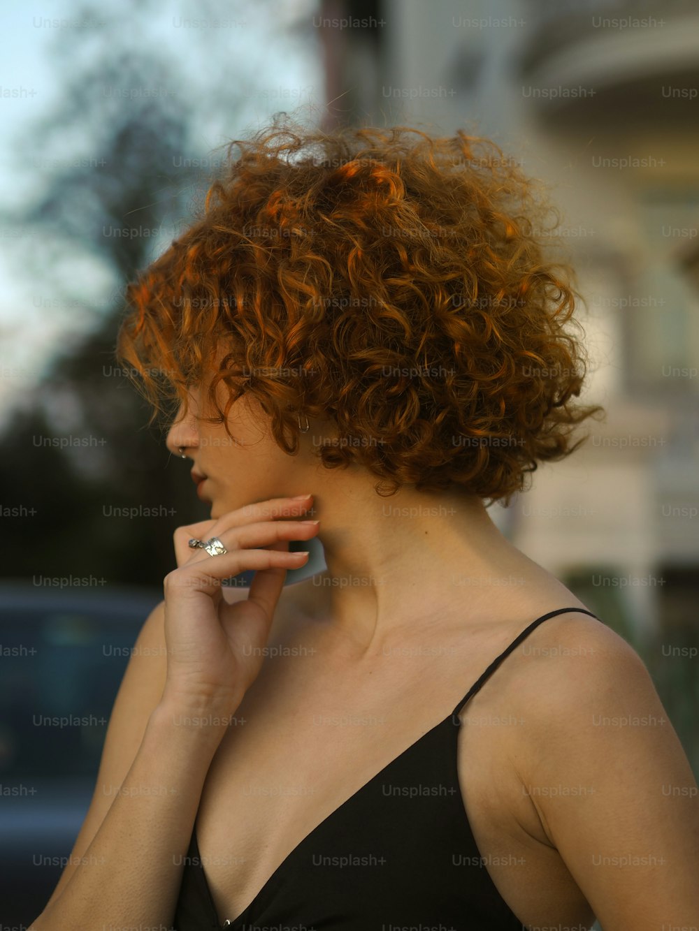 Una donna con i capelli rossi