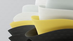 un gruppo di sedie gialle e bianche impilate