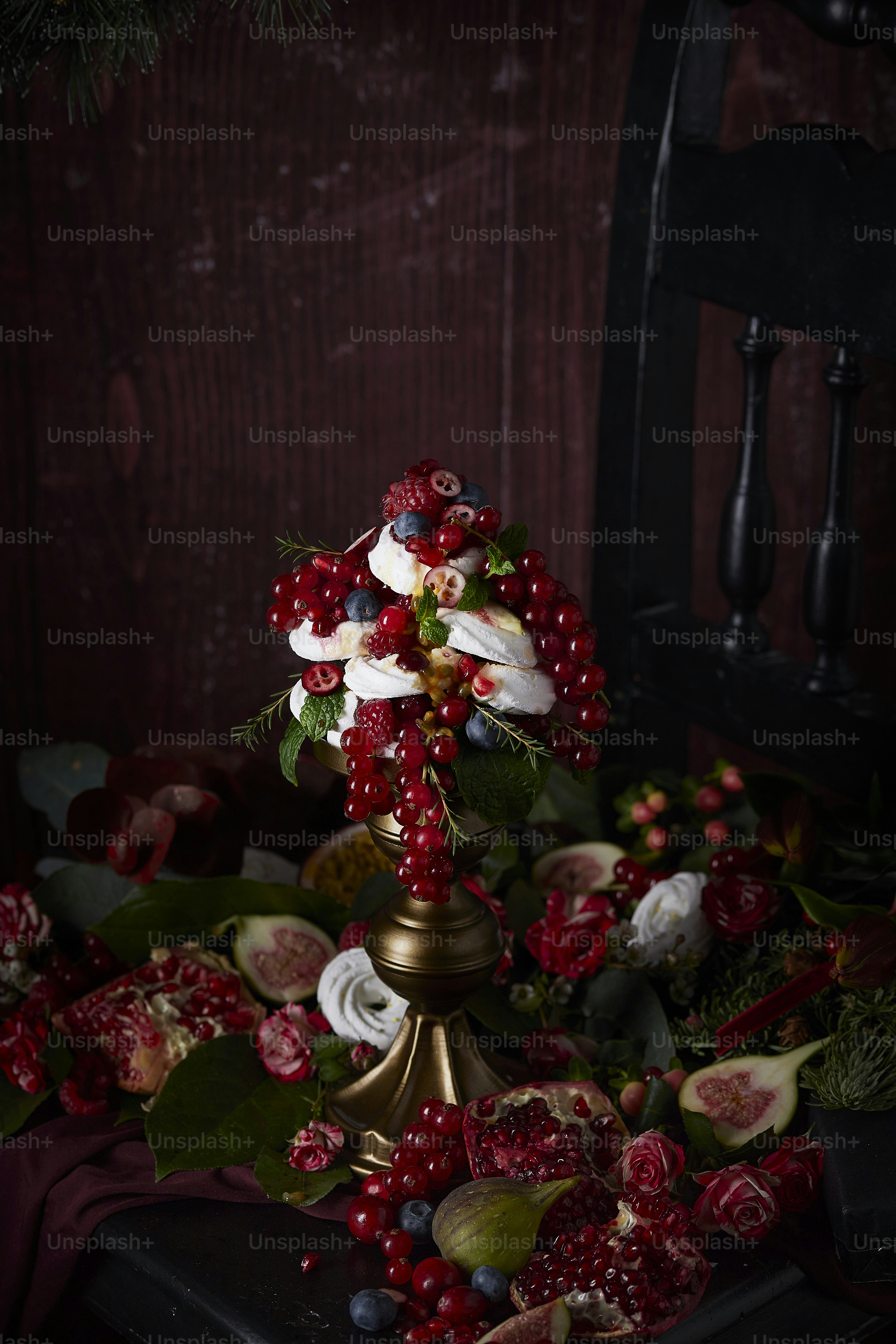 왕관과 꽃을 가진 사람의 동상