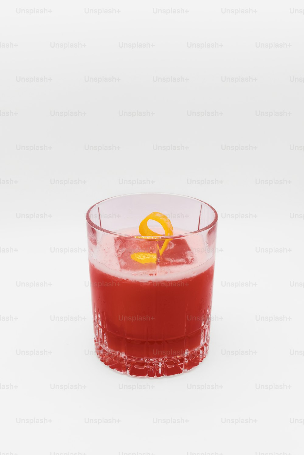 um copo de líquido vermelho