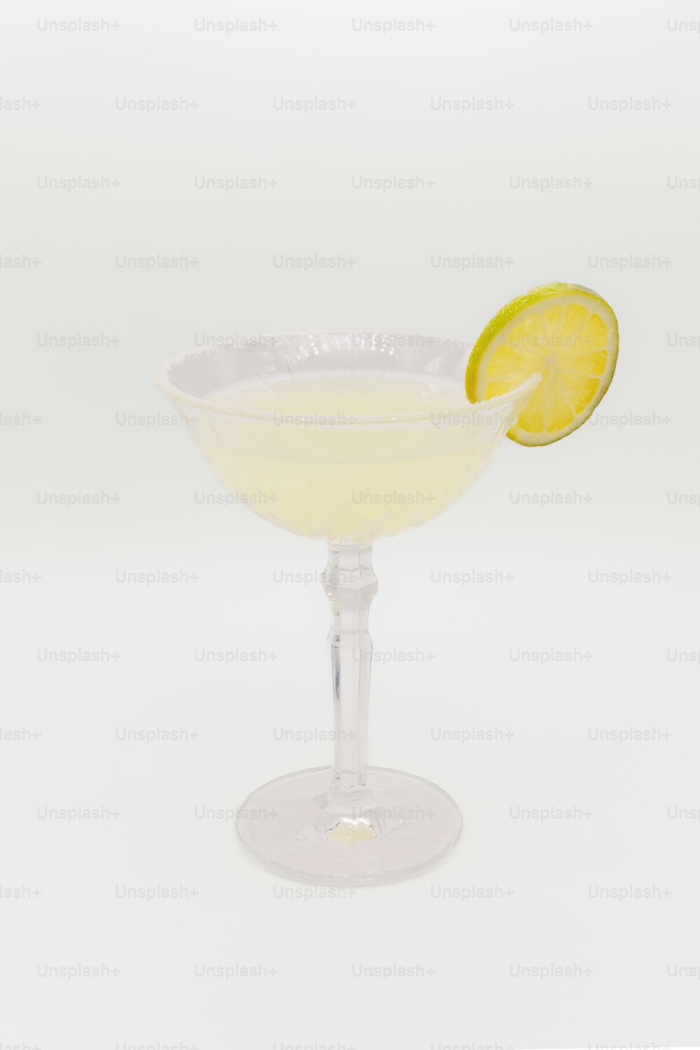 un bicchiere con una fetta di limone in cima