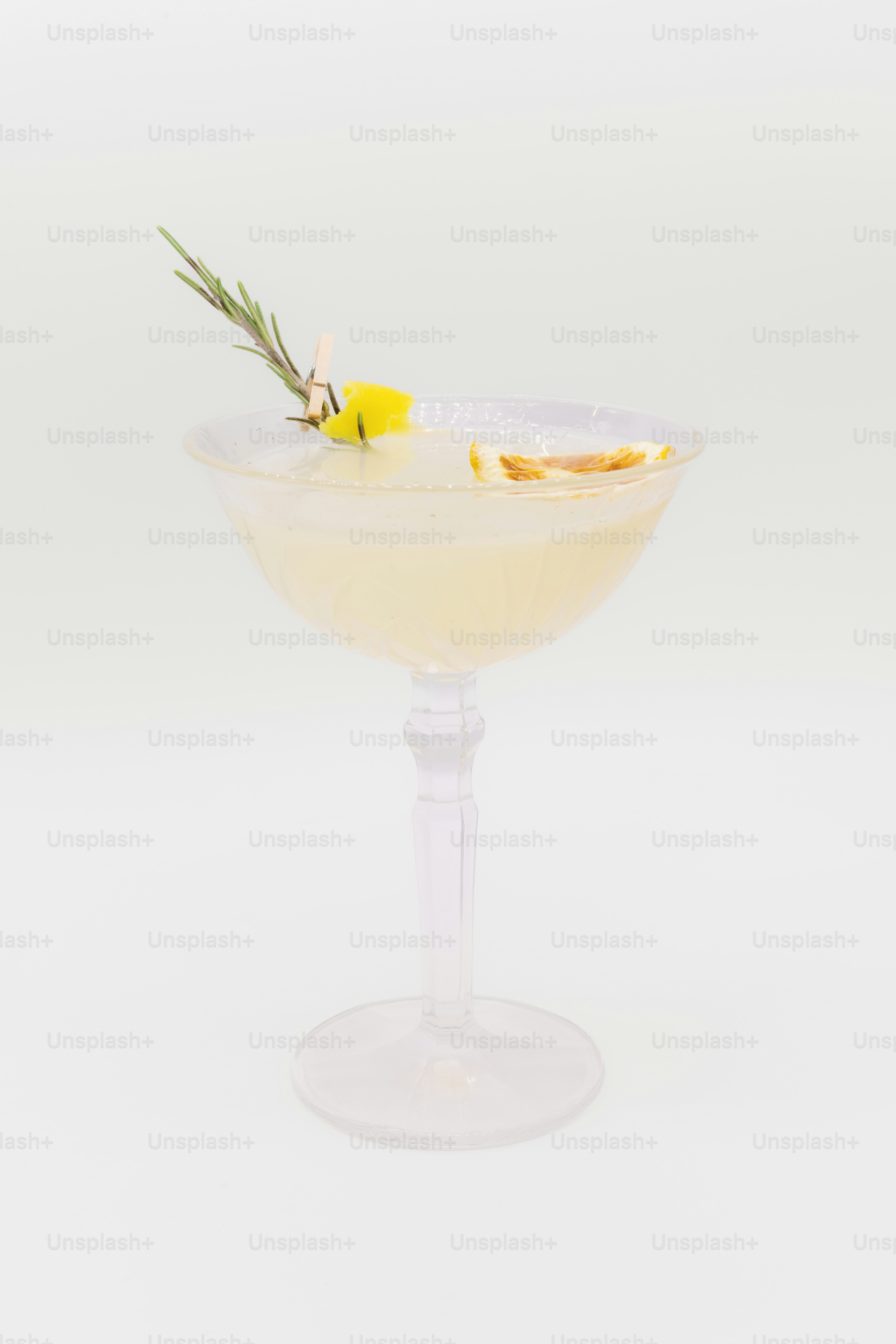 ein Glas mit einem Getränk darin