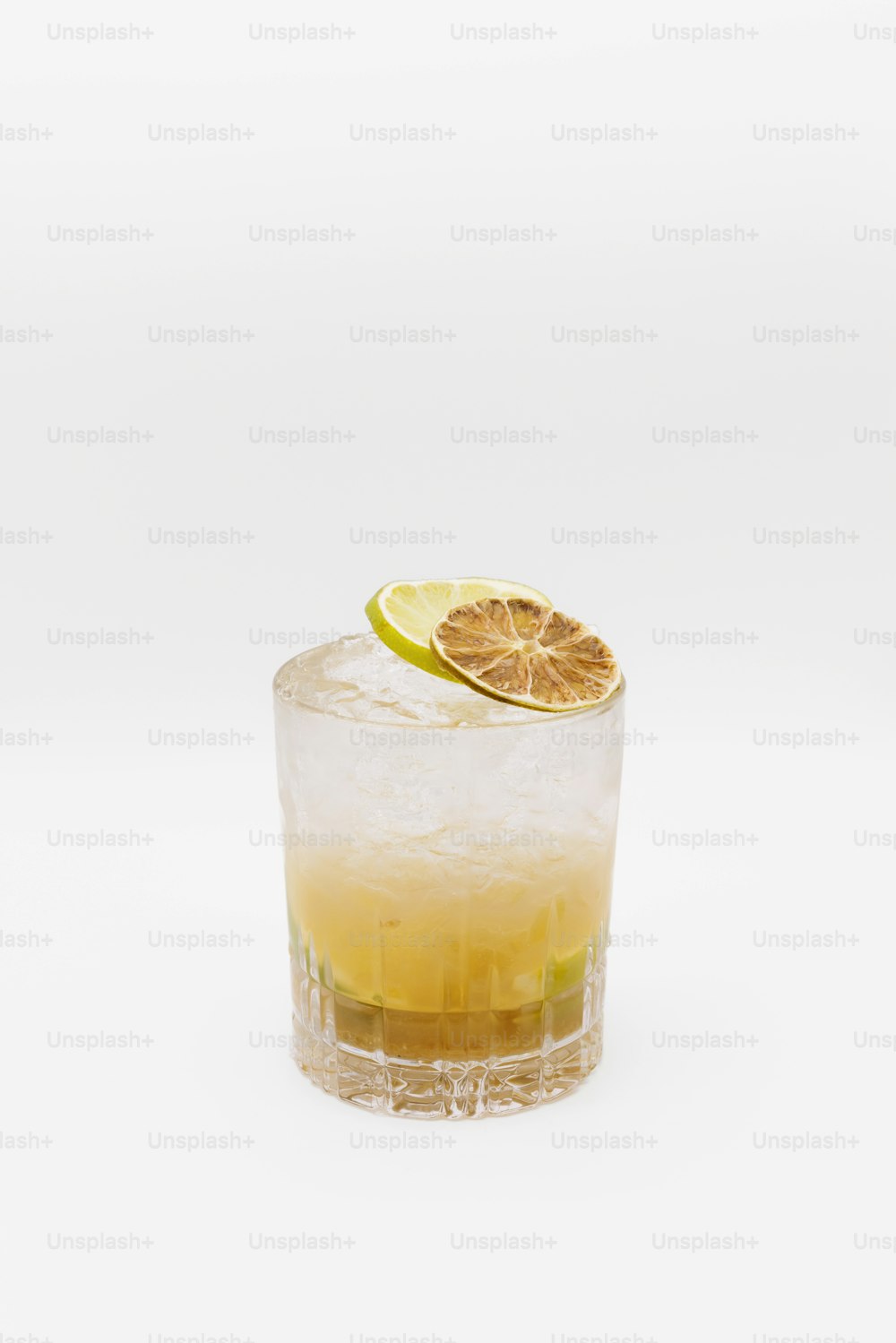 un vaso de limonada con una rodaja de limón encima