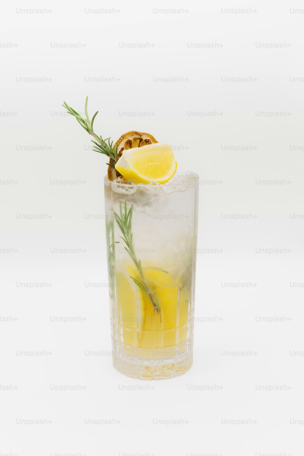 un vaso con una bebida y limones
