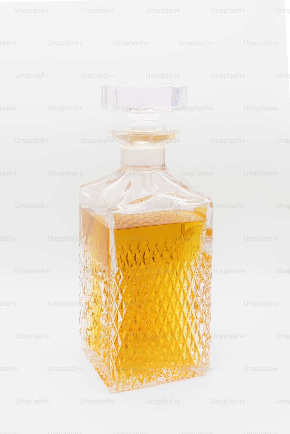 una bottiglia di liquido giallo