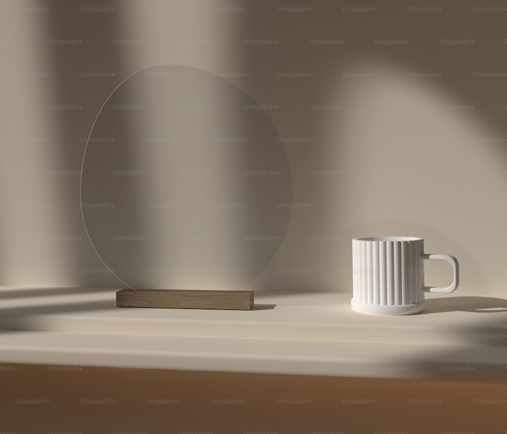 una taza blanca y una taza blanca sobre una superficie blanca