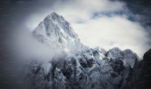 Una montaña cubierta de nieve