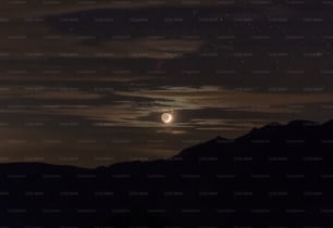 Una luna nel cielo