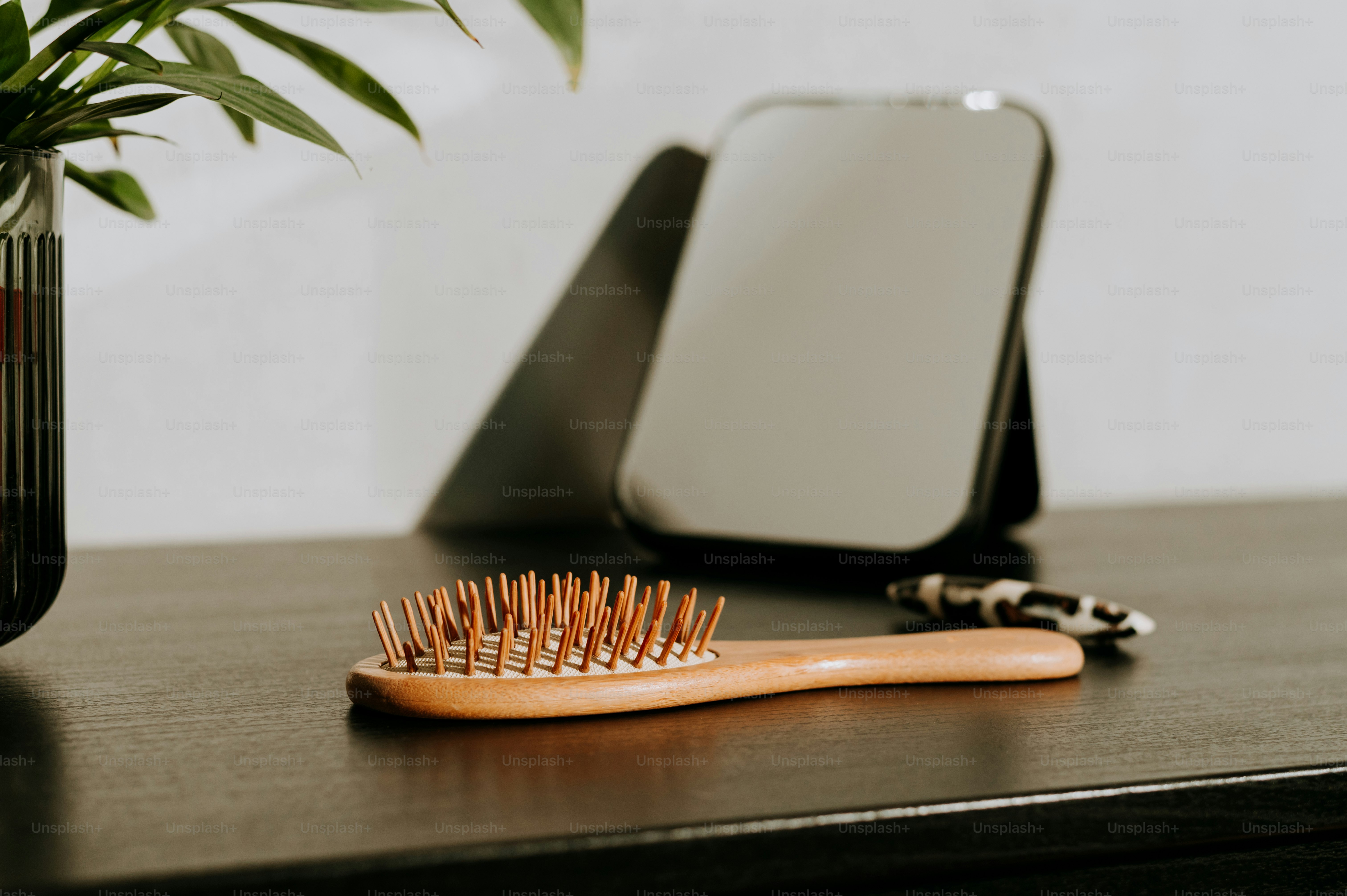 eine Geldbörse und eine Brieftasche auf einem Tisch