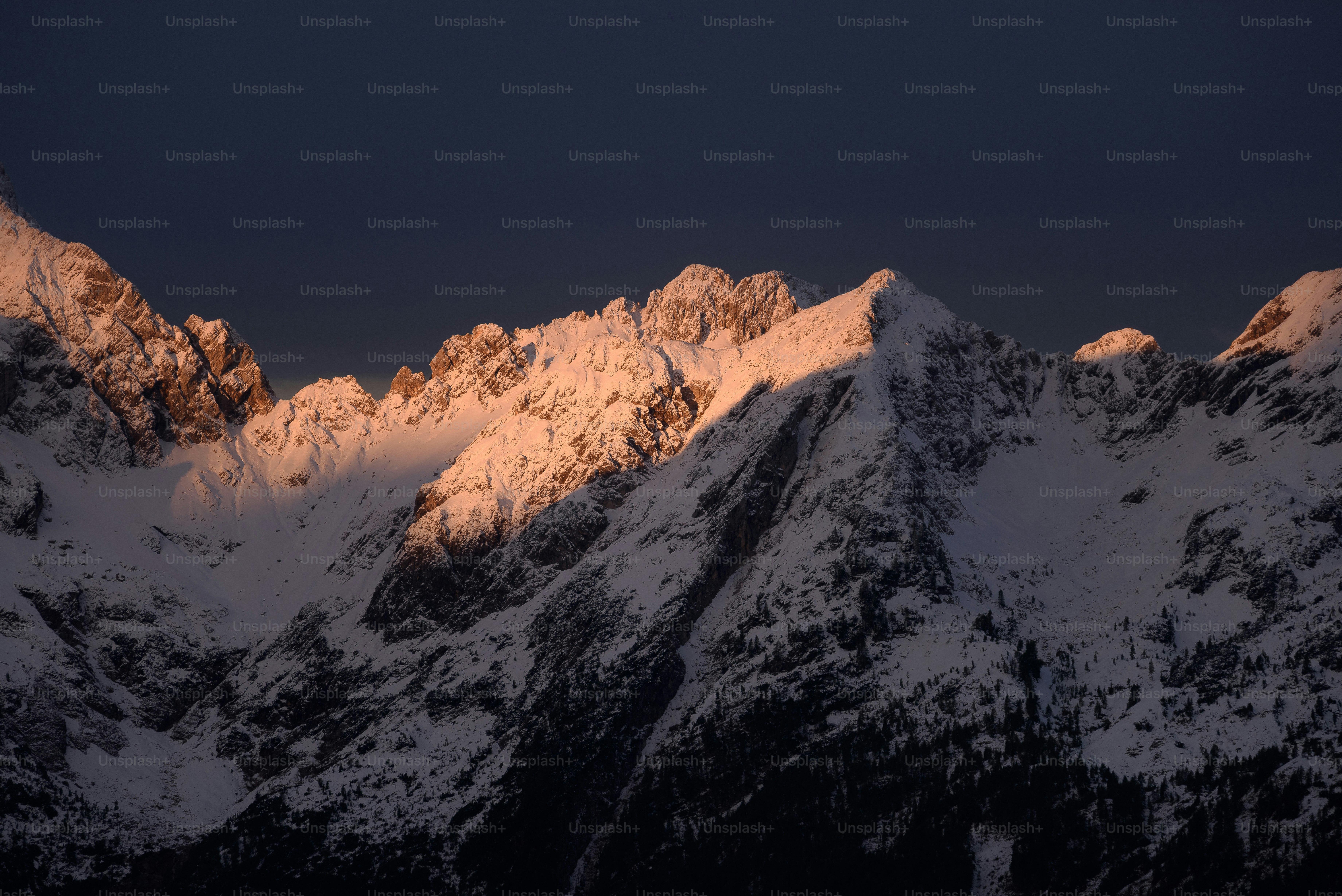 Ein verschneiter Berg mit blauem Himmel