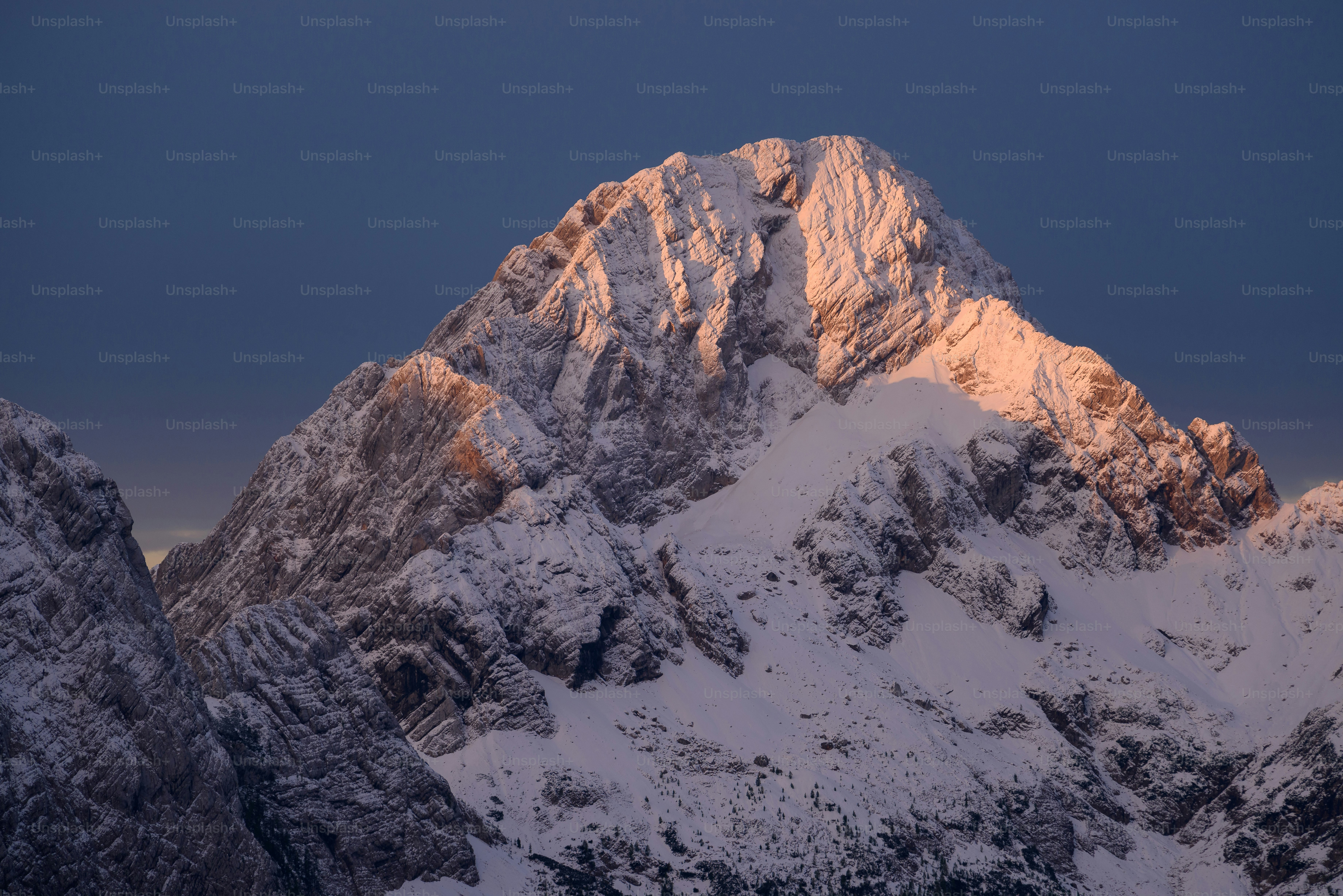 Ein verschneiter Berg mit blauem Himmel