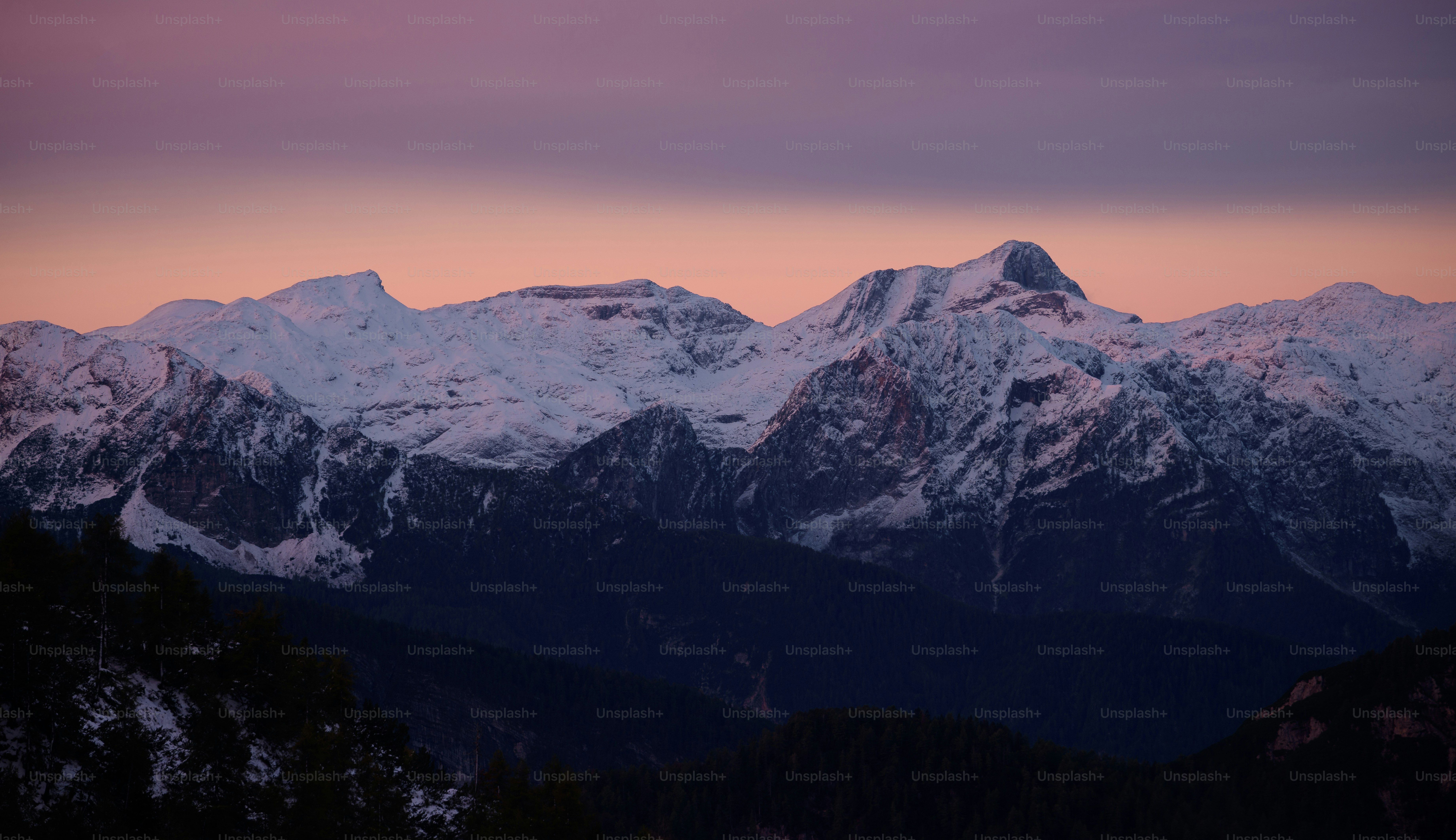 Eine Bergkette mit Schnee