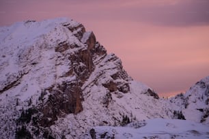 Una montaña nevada con un cielo púrpura