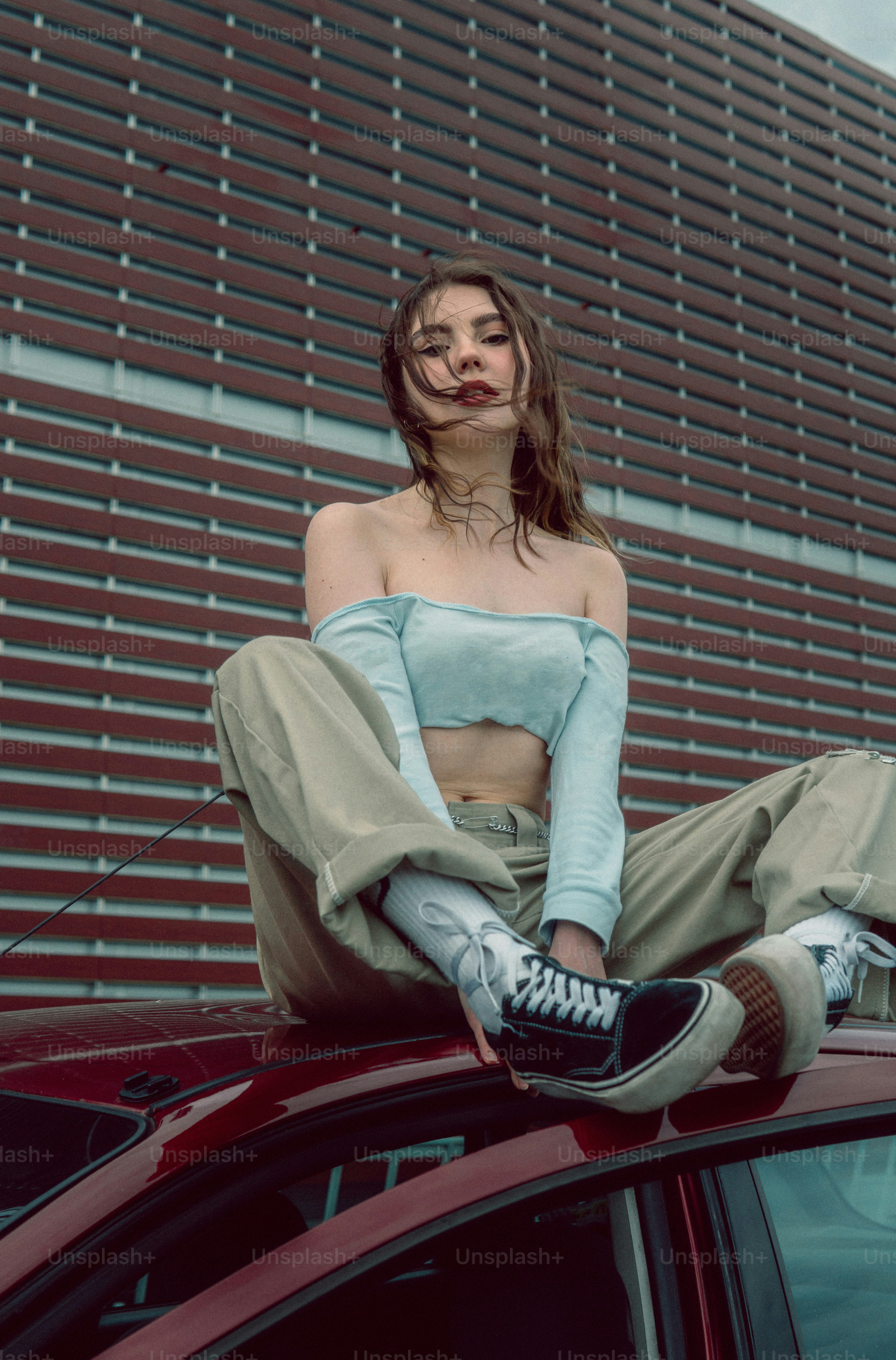 una persona seduta su una macchina