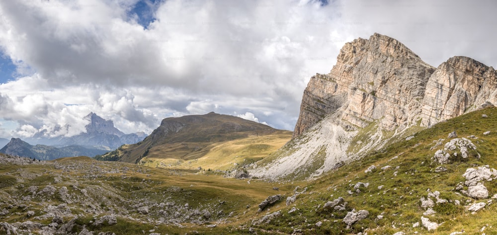 una montagna rocciosa con erba e rocce