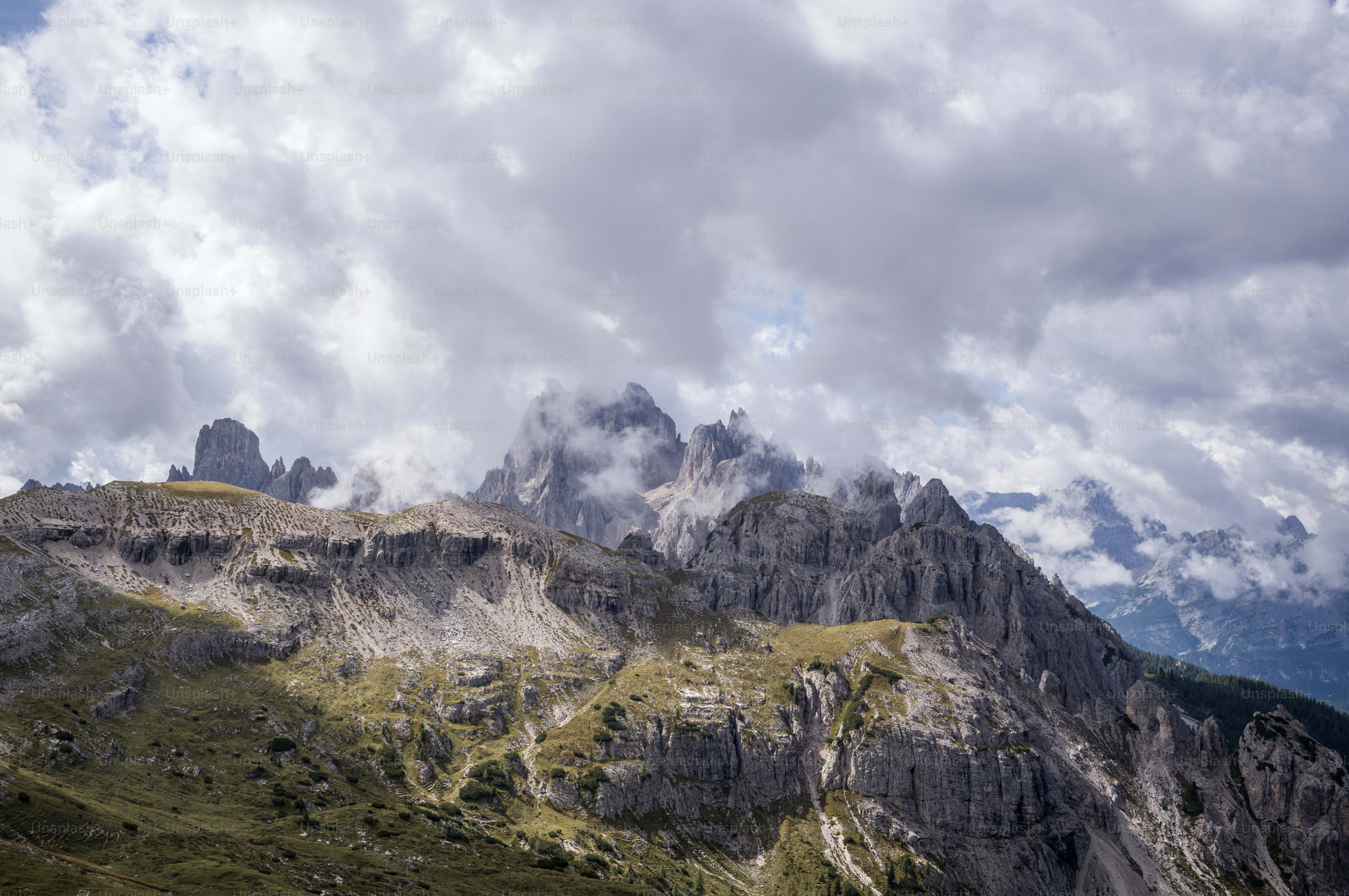 Ein felsiger Berg mit Wolken