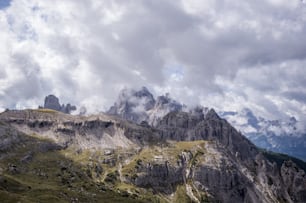 Una montagna rocciosa con le nuvole