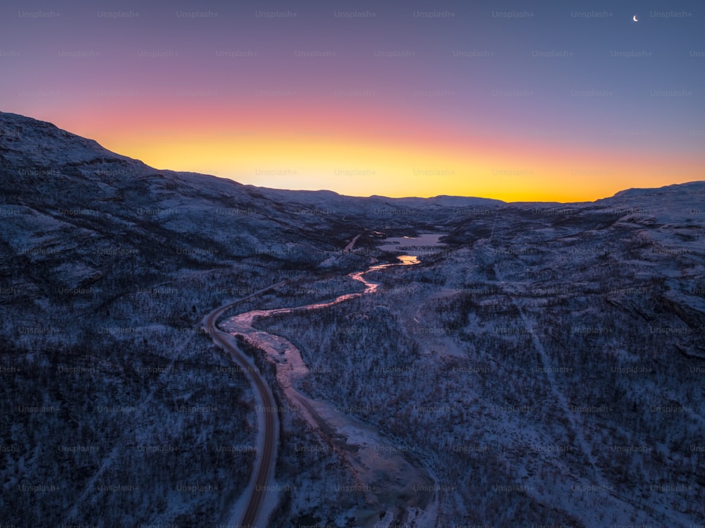 uma estrada que atravessa uma montanha