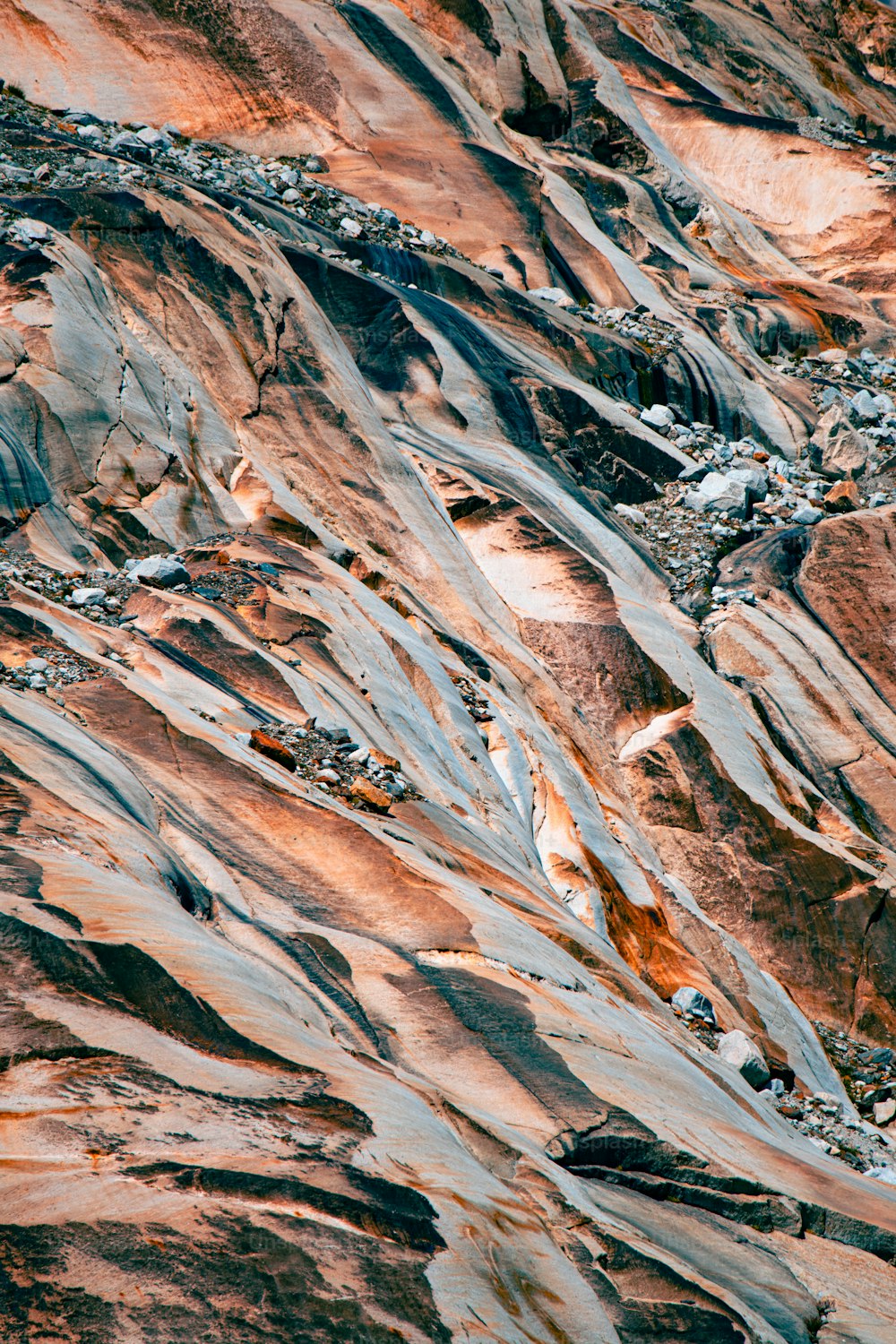 Una montaña rocosa y nevada