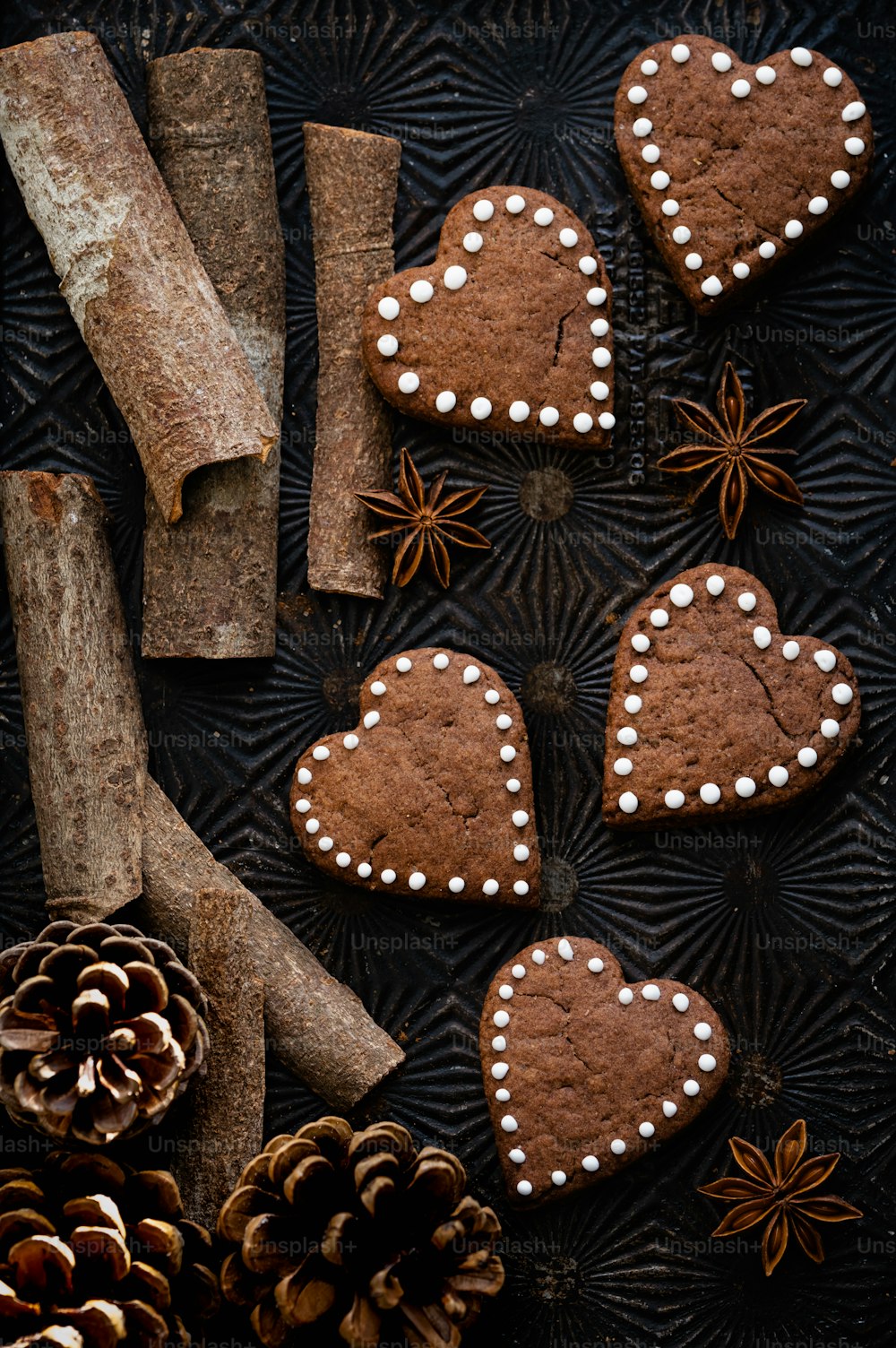 un groupe de biscuits décorés