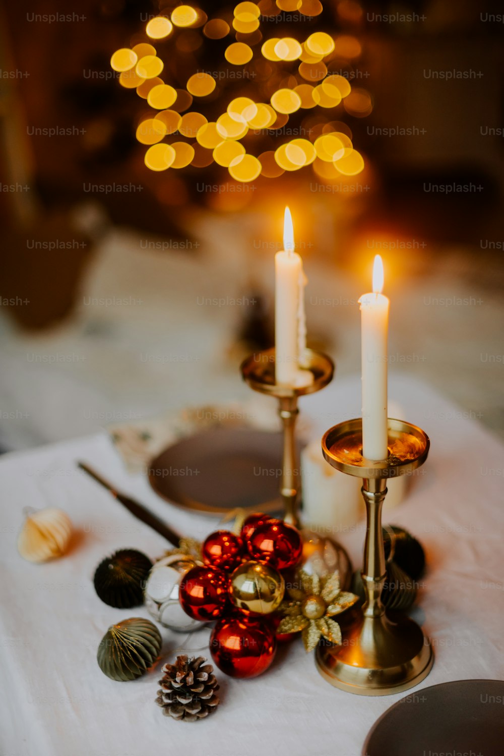Un juego de velas sobre una mesa