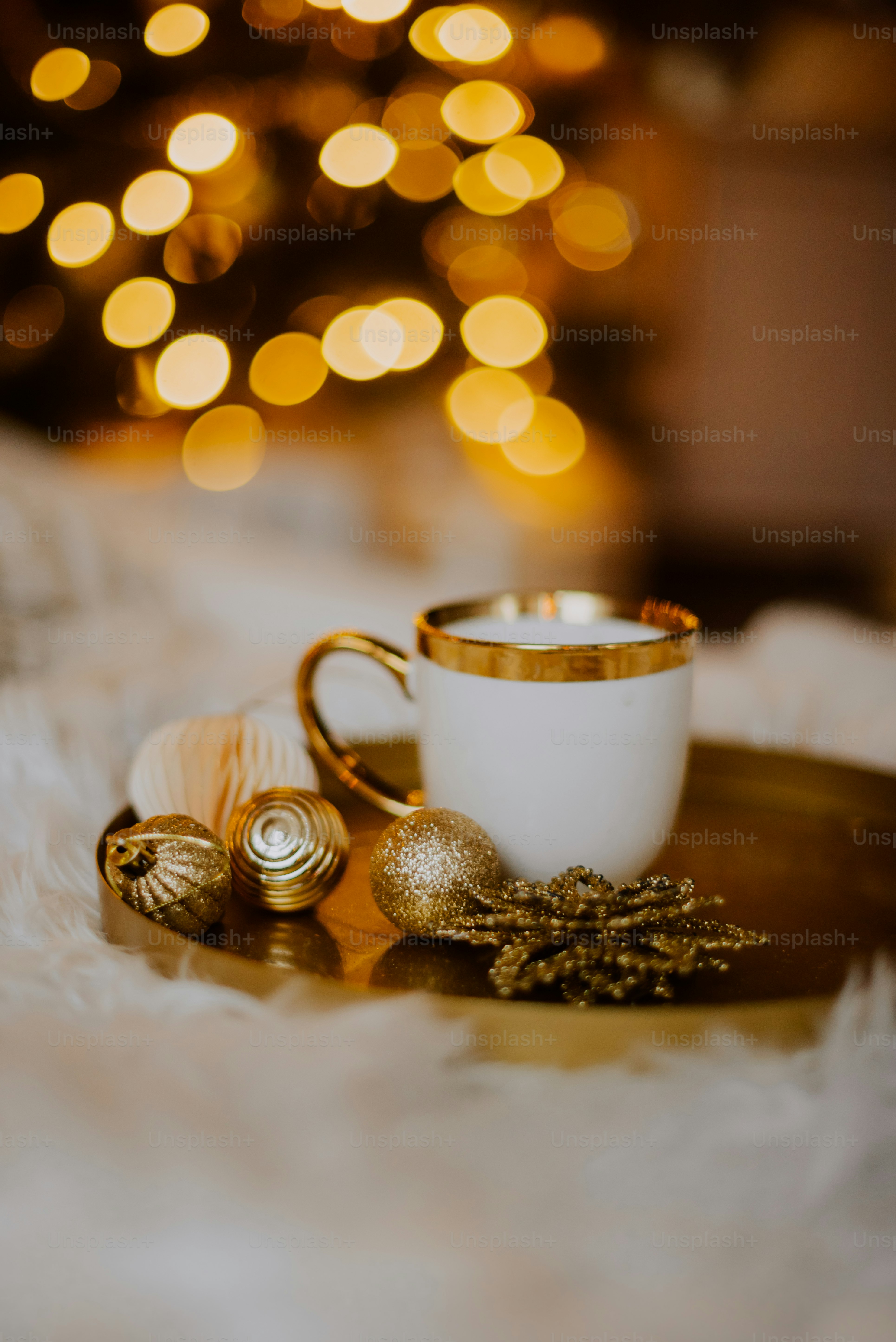 une tasse de café et quelques pièces de monnaie