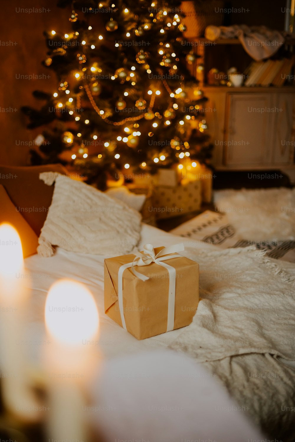 uma árvore de Natal com presentes embaixo
