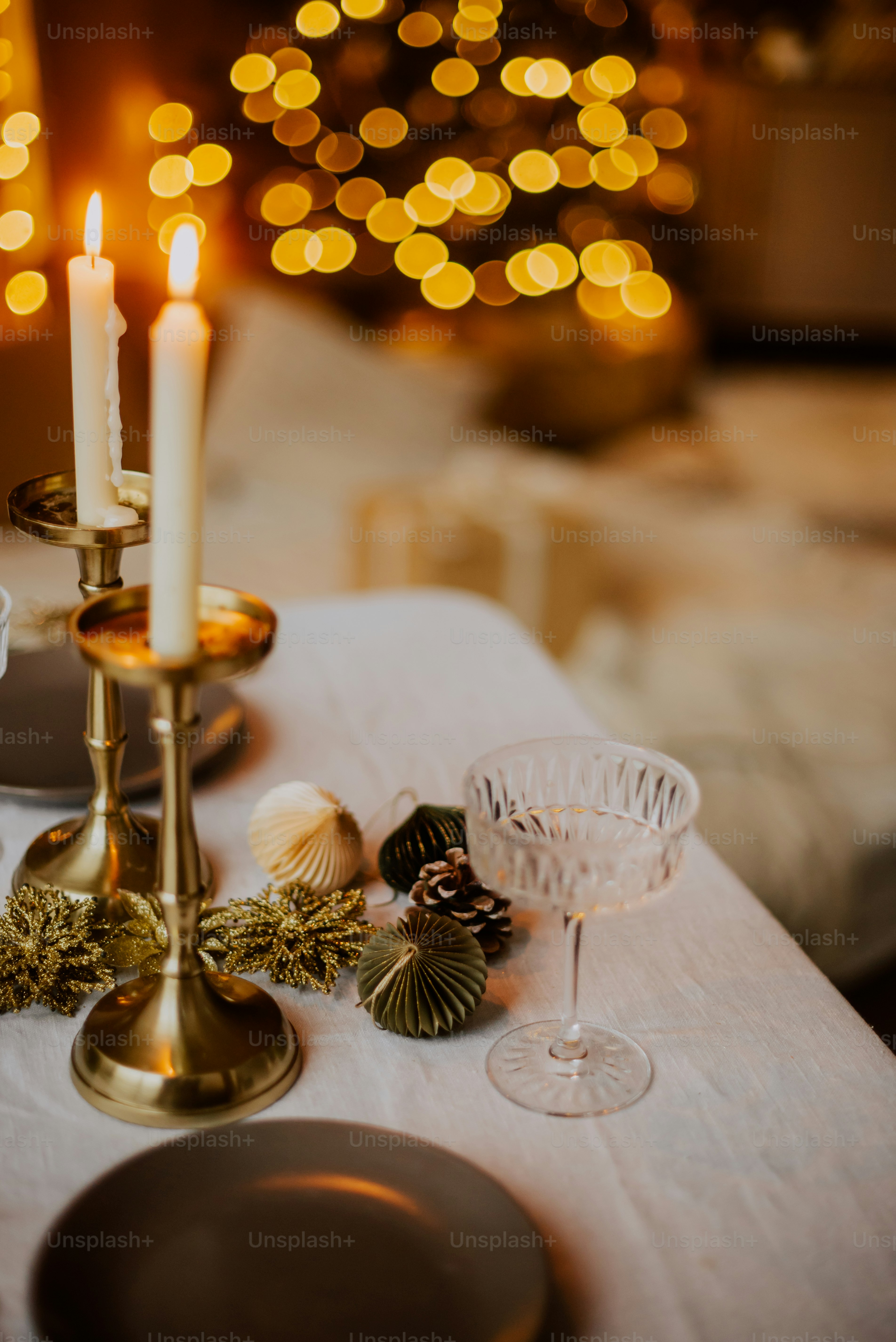 une table avec des bougies et des fleurs