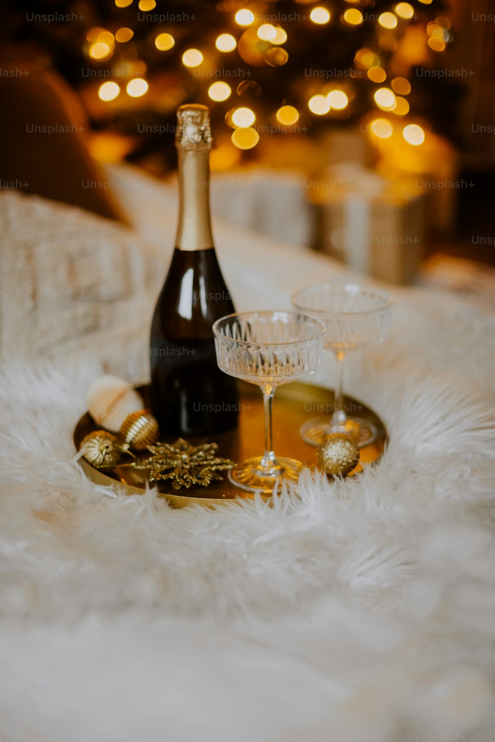una botella de champán y copas sobre una mesa